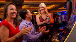 Antarmuka permainan Mahjong Ways di aplikasi mobile vegas123 menampilkan lima gulungan dengan simbol mahjong